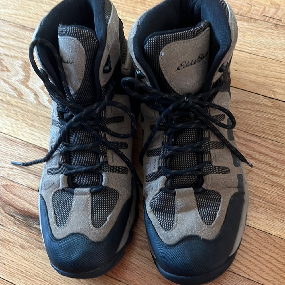 Nice Eddie Bauer boot type sneakers